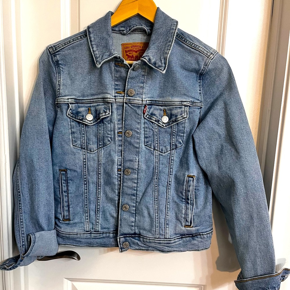 Levi’s denim jacket size medium